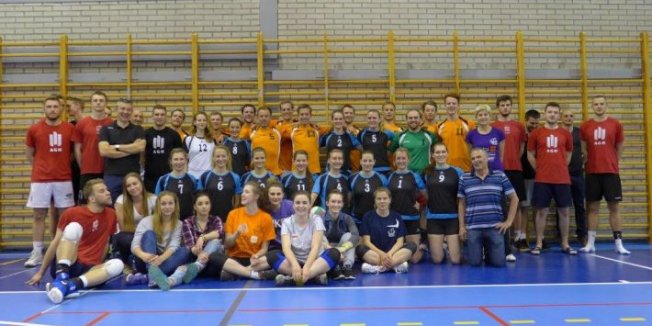 Volleyballerinnen und Volleyballer der FAU zu Gast bei der AGH Krakau