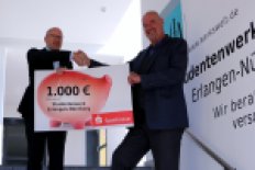 Sparkasse gratuliert und spendet 1.000 Euro für Studierende