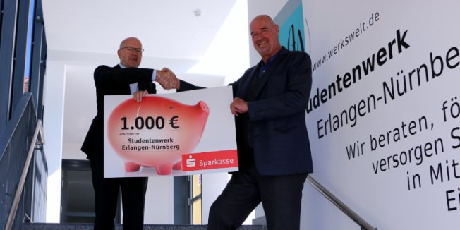 Sparkasse gratuliert und spendet 1.000 Euro für Studierende