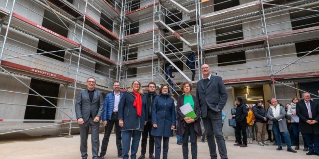 Studierendenwerk feiert Richtfest der Wohnanlage Maximilianstraße
