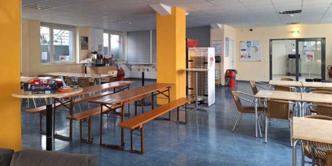 Fachschaft verschönert Aufenthaltsraum der Cafeteria „Come IN“
