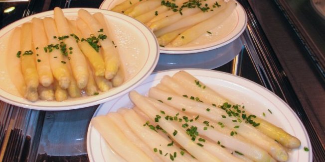 Spargelschälwettbewerb der HSWT und des Studierendenwerks